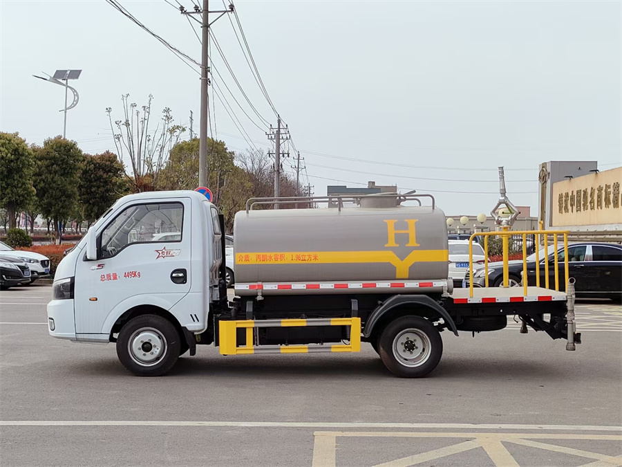 東風(fēng)途逸2方藍(lán)牌灑水車